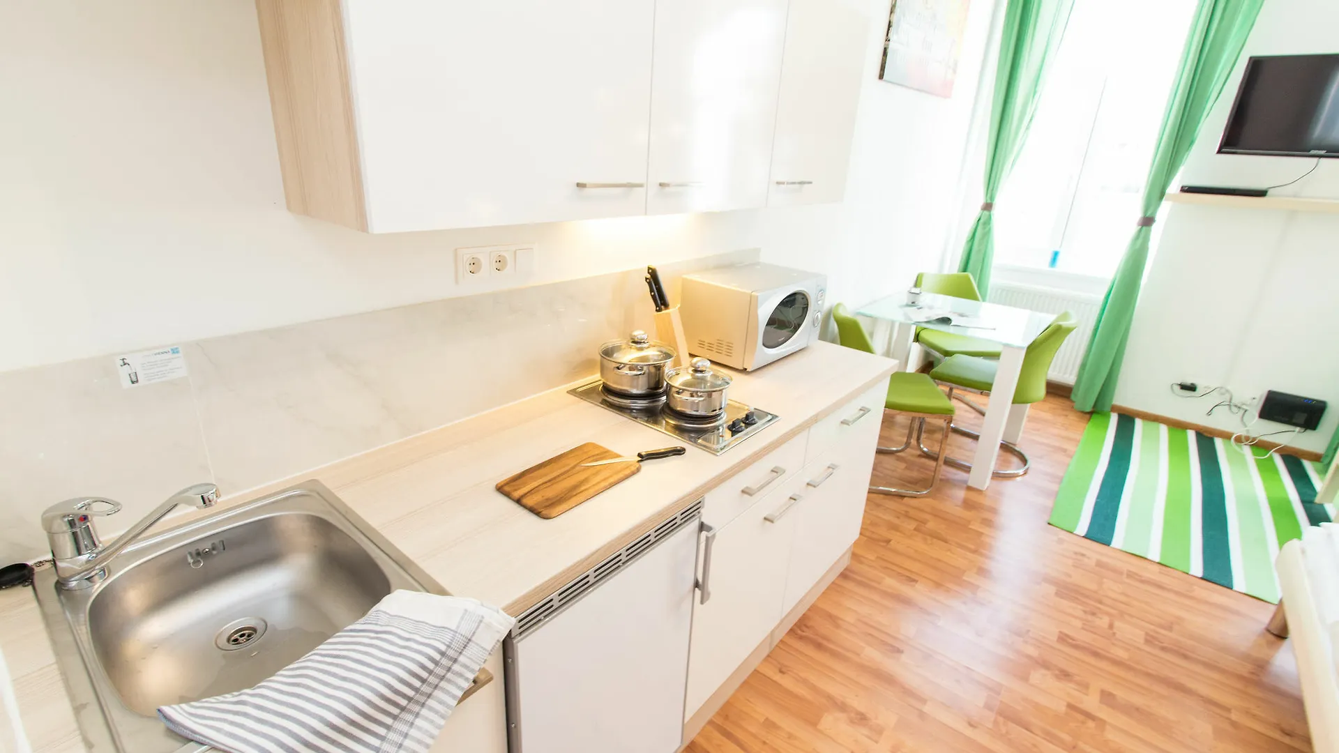 Checkvienna - Koppstrasse Apartment 0*, Vienna Austria